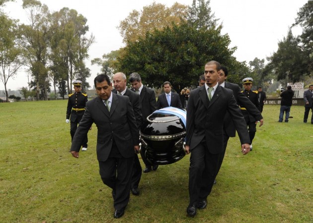 Los restos del campeón del pueblo son retirados del cementerio de La Chacarita