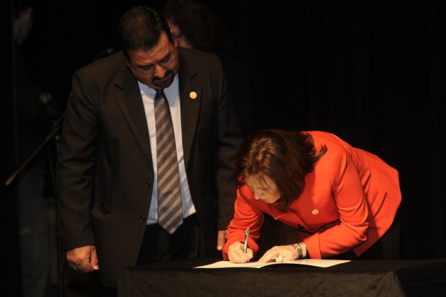 La Ministra de Salud firma el Acta de manifiesto de voluntad de donación de órganos.