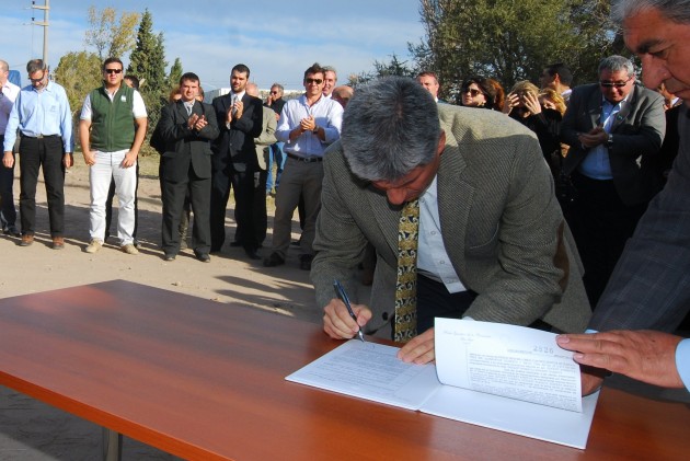 El gobernador durante la firma del decreto.
