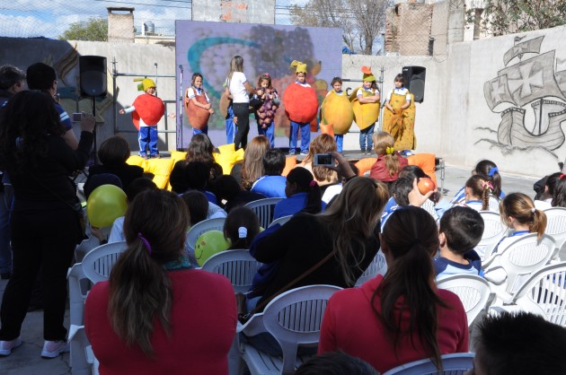 Los alumnos de la escuela "Prof. Adolfo Lista" brindaron una obra de teatro sobre alimentación saludable