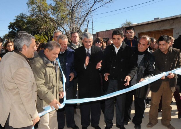 Momento de inauguración de obra pavimento en Barrio Belgrano de Villa Mercedes.