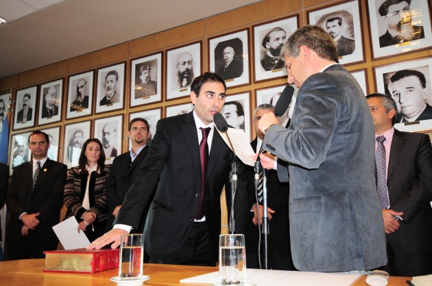 El gobernador, CPN Claudio Poggi, tomó este lunes juramento al nuevo ministro de la Vivienda, Gastón Hissa
