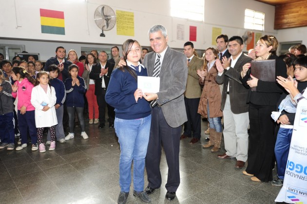 El vicegobernador Díaz, a cargo del Poder Ejecutiivo, entrega estampillas escolares