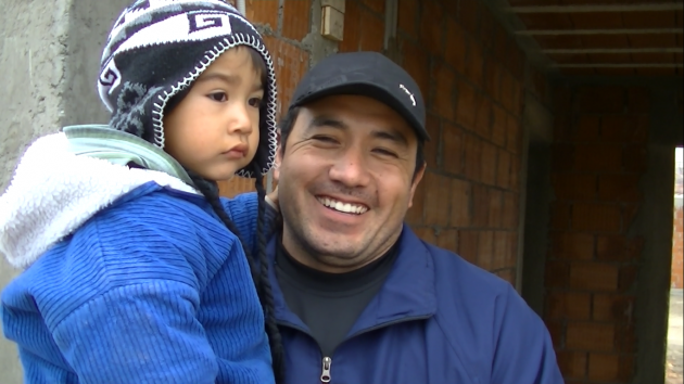 La alegría de Fabio Yacante al ver las obras de su futura casa.