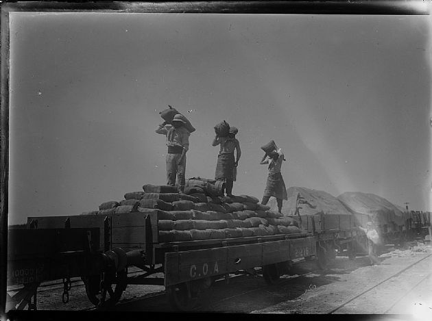 Tres trabajadores cargan los vagones del tren en Salinas del Bebedero. (Fuente Archivo Histórico).