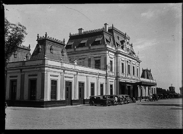 Estación de Ferrocarril ubicada en Av. Lafinur intersección Av. Presidente Illia , hacia 1930. El nuevo Edificio fue inaugurado el 15 de Marzo de 1907. (Fuente Archivo Histórico).