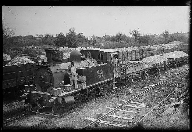 Trabajadores cargan los vagones del tren. (Fuente Archivo Histórico).