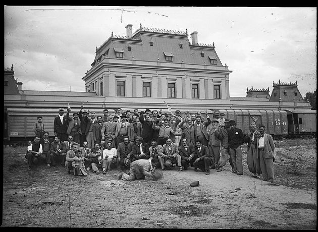 Un grupo de trabajadores del ferrocarril posando para la foto.