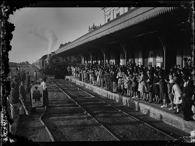 La gente despide al tren. Era un ritual que se llevaba a cabo a  diario. (Fuente Archivo Histórico).