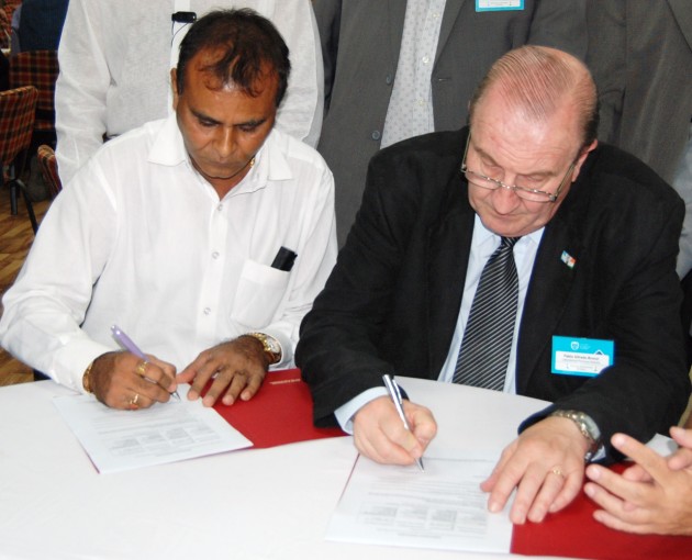 la firma del convenio se realizó en el marco de la misión a la India que preside el gobernador Poggi