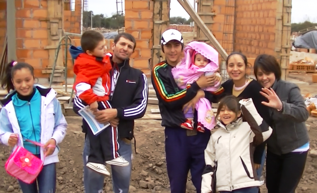 La familia Cinali feliz de ver la obra de su futura casa.