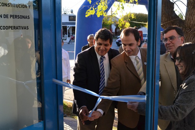 El ministro de Relaciones Institucionales y Seguridad, Martín Olivero, en compañía de sus funcionarios, inauguraron una Delegación de Personas Jurídicas en Santa Rosa