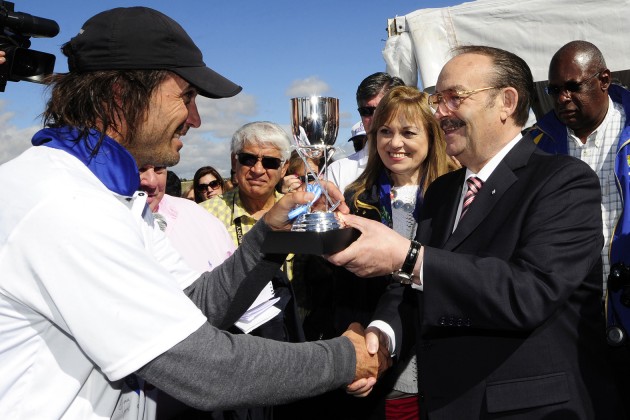 Adolfo Cambiasso recibe de Vazquez Raña el trofeo luego del Partido de las Estrellas