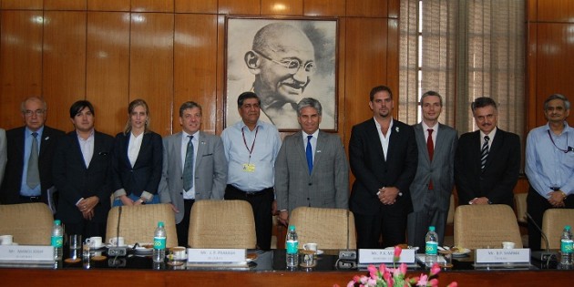 El Gobernador Poggi y comitiva junto al Secretario General de Gobierno de India