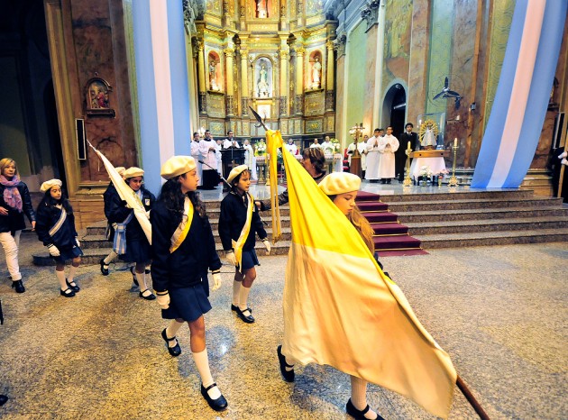 Abanderados portando las banderas Papal y de Argentina 