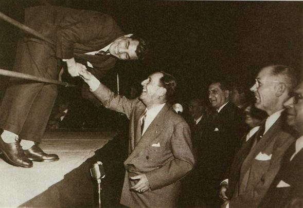 "Dos potencias se saludan", la histórica frase de Gatica cuando conoció al Presidente Perón y que quedaría en la memoria colectiva.