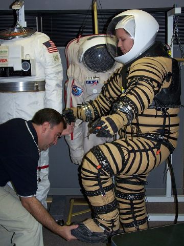 Pablo de León está abocado al desarrollo de trajes espaciales planetarios para la NASA.