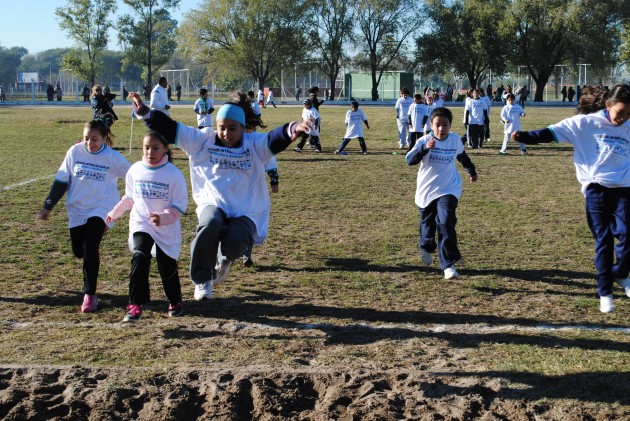 Mucha participación en el atletismo escolar.