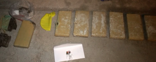 Paquetes de marihuana denominados "ladrillos" y un sobre con LSD 25 incautados en el domicilio de Abelardo Figueroa al 200