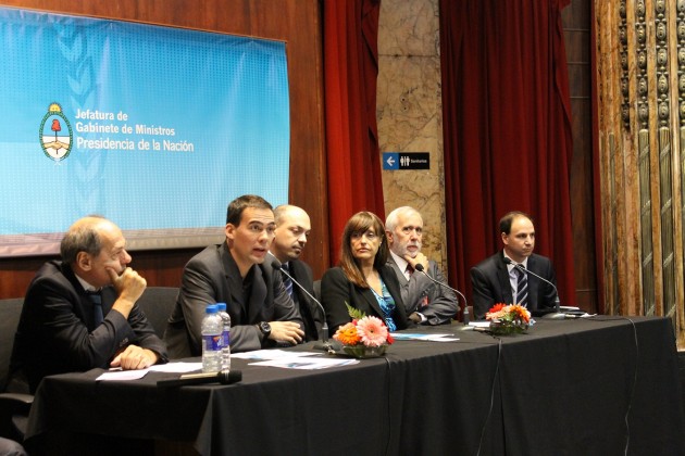 Participaron del evento el secretario de Gabinete y Coordinación Administrativa, Lic. Facundo Nejamkis; el subsecretario de Tecnologías de Gestión, Lic. Mariano Greco y los presidentes de las cámaras que nuclean tanto a las empresas de Software como a las empresas de comunicaciones y servicios relacionados. 