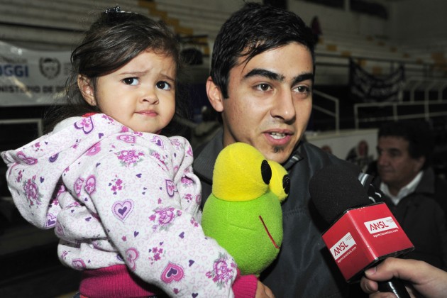 Milton junto a su pequeña hija.