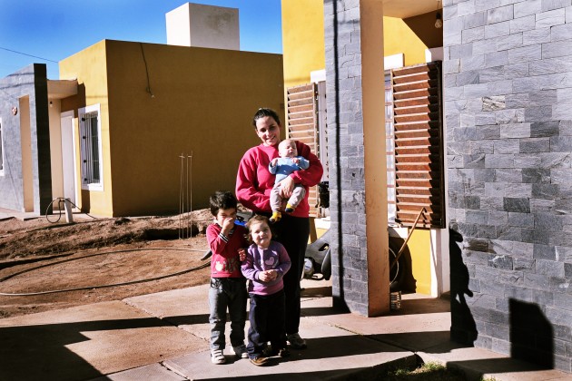 Betina con su Bebé en brazos, a modo de mensaje dijo: "Que la gente tenga fe, que en San Luis la casa llega".