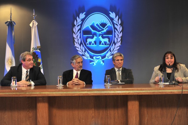 Mesa expositora conformada por Mónica Guinard, autora del libro; el ex gobernador, Dr. Alberto Rodríguez Saá; el ministro de Inclusión Social, Dr. Federico Tula Barale y el gobernador, CPN Claudio Poggi 