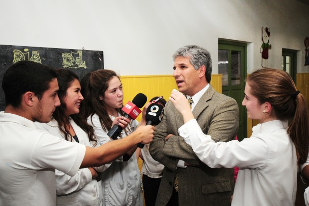 El Gobernador fue entrevistado por los alumnos 