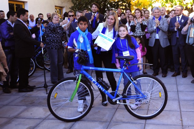 La ministra de Medio Ambiente, Daiana Hissa en el instante en que entrega una de las bicis