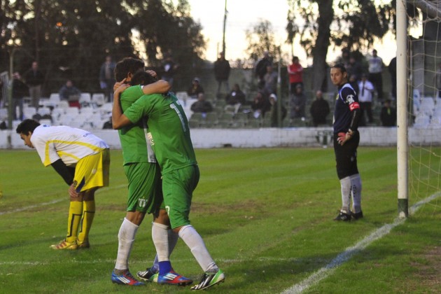 Federico Vega fue el autor del tercer gol. Lo festeja emocionado con Mario Vallejo.
