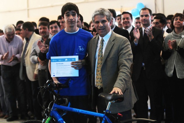 Poggi entrega un rodado a un alumno del lugar