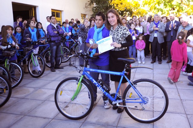 La intendente de Los Molles entrega una bicicleta