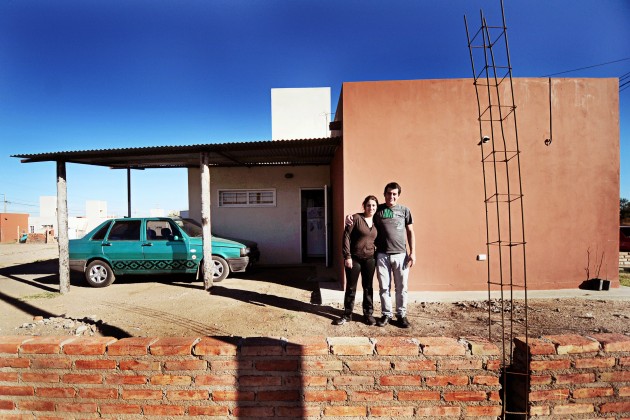 Una pareja feliz involucrada con el crecimiento del barrio.