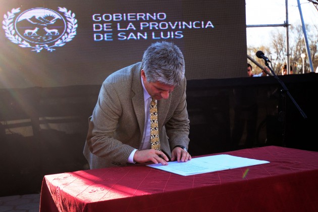 El gobernador firmó el decreto para la refacción del Hospital de Buena Esperanza.
