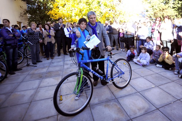 Uno de los más de 800 chicos que ya disfrutan su bicicleta, junto al Gobernador