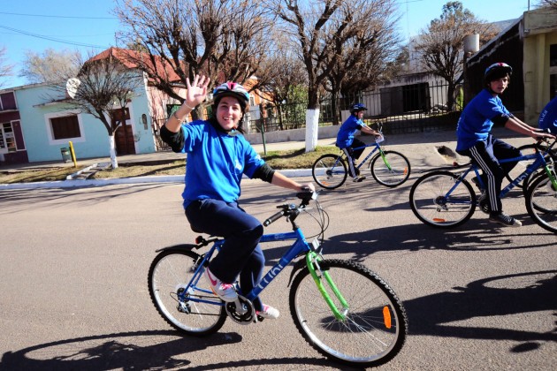 Alegría sobre ruedas: los chicos de Buena Esperanza ya disfrutan de sus bicicletas