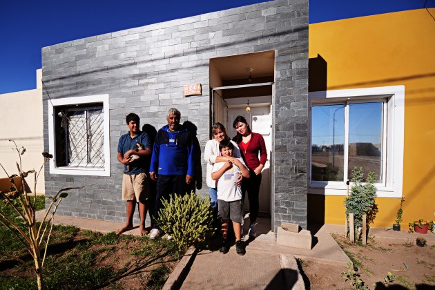 Familia Britos en pleno en el frente de su casa.