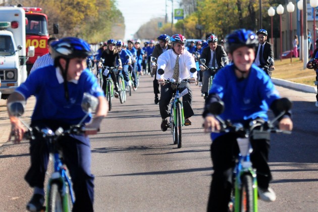 El Gobernador acompañó a los chicos en una bicicleteada