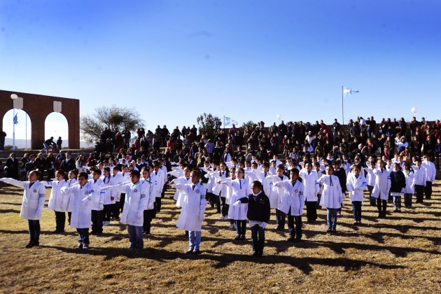Alumnos de diferentes establecimientos escolares de la provincia prometieron lealtad a la bandera argentina