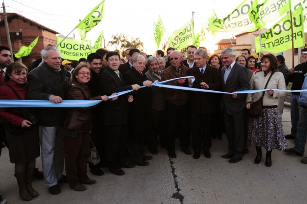 El momento de la inauguración del pavimento.