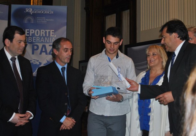 Alfredo Villegas recibe el premio Islas Malvinas.Junto a él la Diputada por San Luis, Ivana Bianchi.