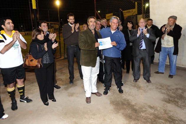 El Gobernador entregó el aporte a las autoriades del Club Jorge Newery
