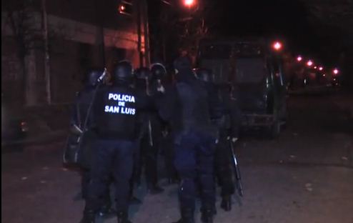Policías y civiles sufrieron la agresión de un numeroso grupo de personas