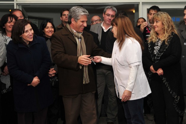 El Gobernador hace entrega de la llave de la ambulancia