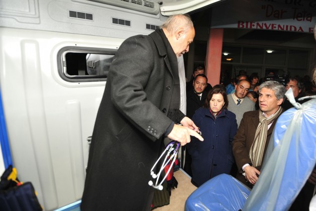 El Dr. Cantero le explica al Gobernador las características del equipamiento con el que cuenta la ambulancia