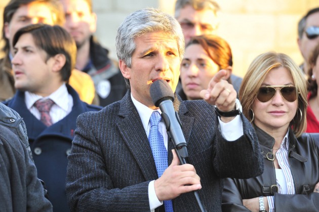 El gobernador inauguró la red de distribución eléctrica domiciliaria en baja tensión. 