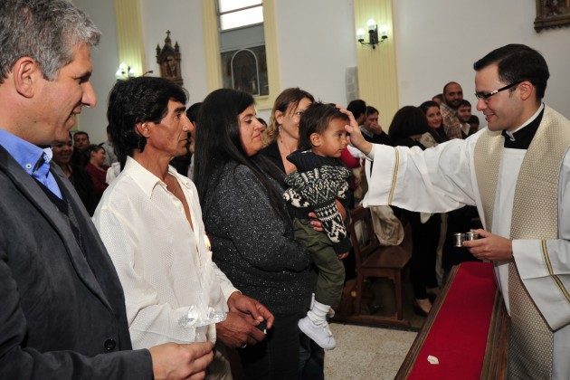 El Gobernador durante el bautismo de Rodrígo Bladimir  junto a los familiares