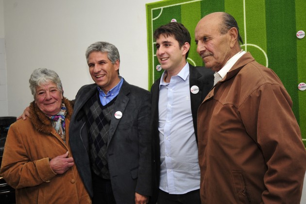 El gobernador junto al hijo y los padres de Juan Gilberto Funes.