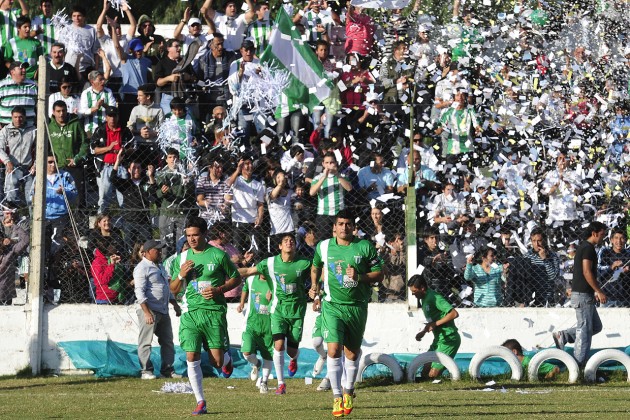 Gallardo, capitán del equipo, al frente en la final.