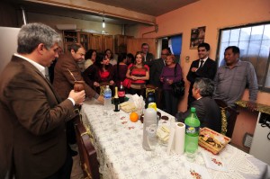 Poggi junto a la familia Chambi.